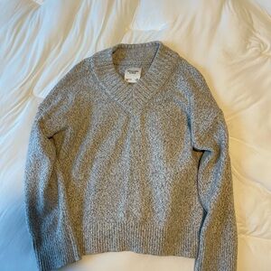 Abercrombie & Fitch Light Gray V-Neck Sweater